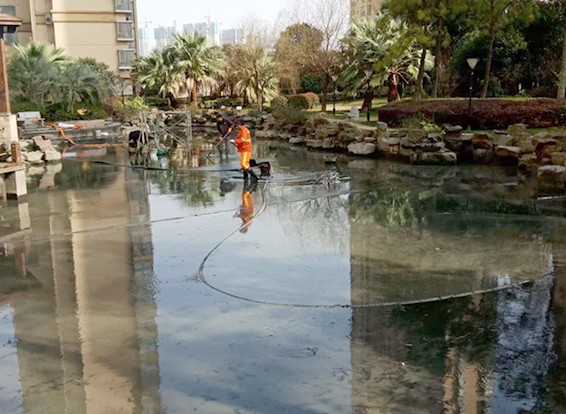 敦煌景观池淤泥清理