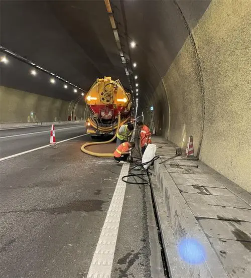 敦煌隧道排水渠清淤